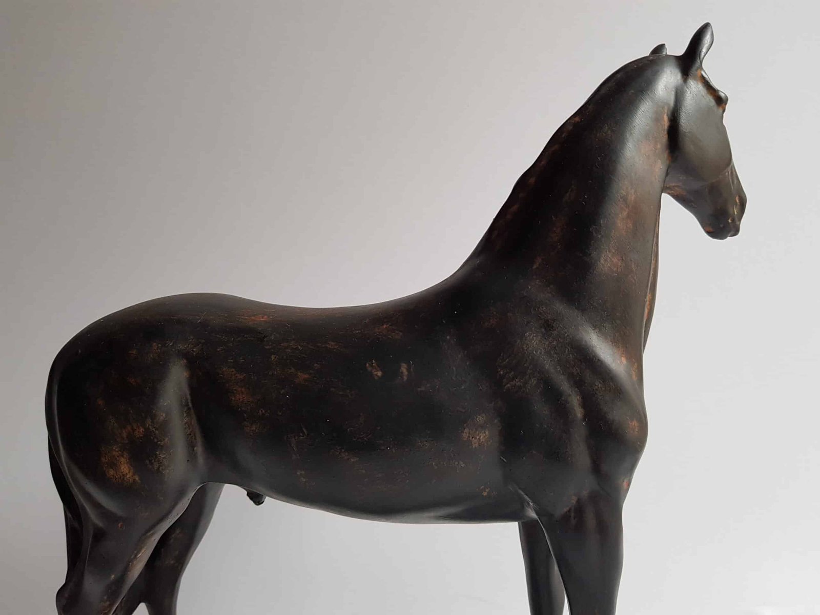 Statue cheval d'aplomb en résine marron H 29 cm Statue Cheval - Figurine animale équestre - Objet décoratif cheval - Objet d'art en résine - Sculpture ornement décoration d'intérieur - Déco animale - Maison feng shui - Cadeau souvenir