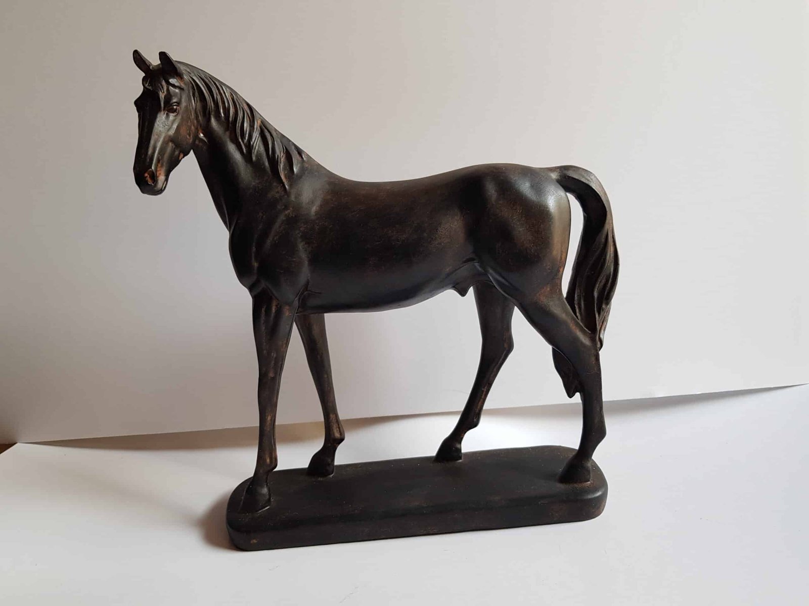 Statue cheval debout déco, résine marron Statue Cheval - Figurine animale équestre - Objet décoratif cheval - Objet d'art en résine - Sculpture ornement décoration d'intérieur - Déco animale - Maison feng shui - Cadeau souvenir