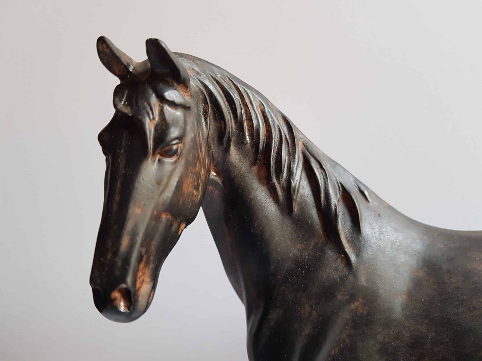 Statue cheval debout déco, résine marron Statue Cheval - Figurine animale équestre - Objet décoratif cheval - Objet d'art en résine - Sculpture ornement décoration d'intérieur - Déco animale - Maison feng shui - Cadeau souvenir