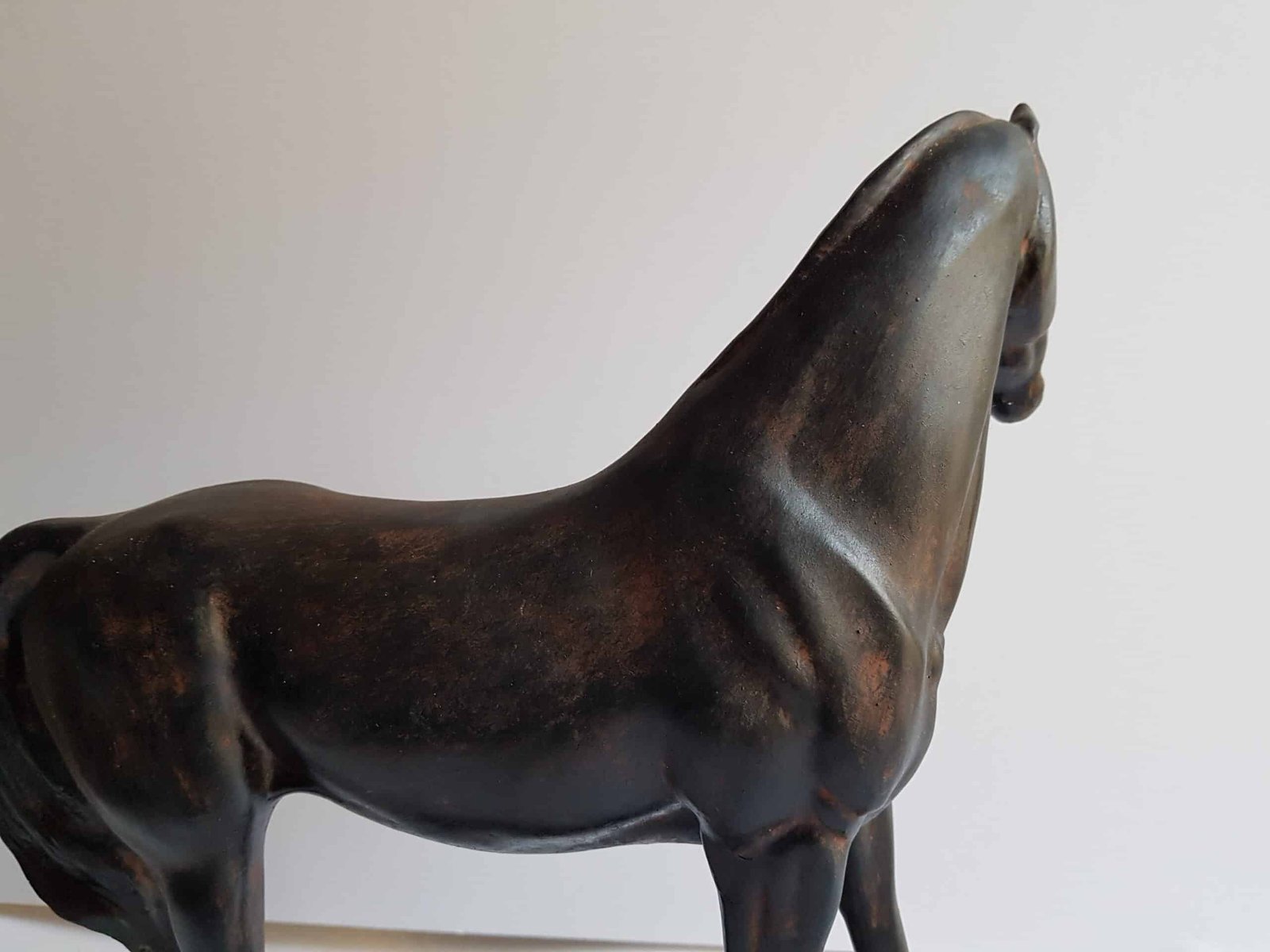 Statue cheval debout déco, résine marron Statue Cheval - Figurine animale équestre - Objet décoratif cheval - Objet d'art en résine - Sculpture ornement décoration d'intérieur - Déco animale - Maison feng shui - Cadeau souvenir