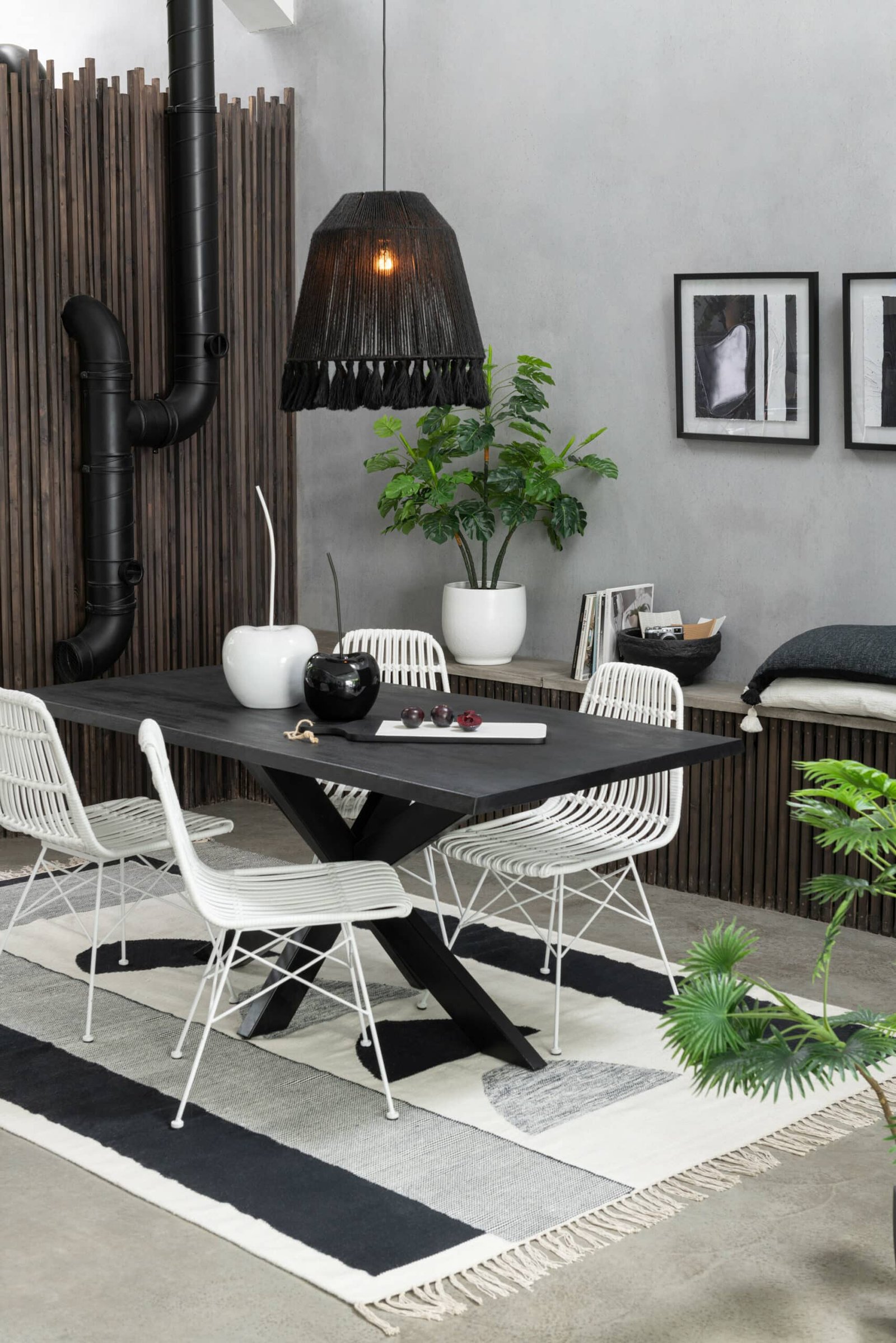 Black mango wood dining table Mikado steel base 200 cm (6) Table rectangle design bois noir - Mobilier déco chic et tendance - Meuble d'intérieur salle à manger - Décoration d'intérieur bois acacia - Déco confort - Maison feng shui - Cadeau crémaillère