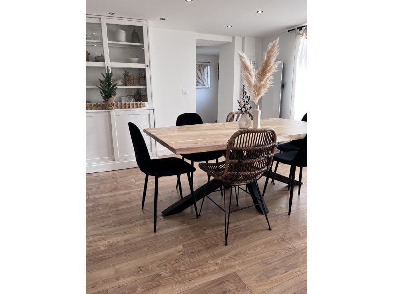 solid-wood-dining-table-and-metal-black-iron legs Table rectangle design bois nature - Mobilier déco chic et tendance - Meuble d'intérieur salle à manger - Décoration d'intérieur bois acacia - Déco confort - Maison feng shui - Cadeau crémaillère