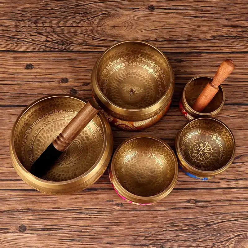 Ensemble-de-bols-chantants-tib-tains-faits-la-main-bol-tib-tain-avec-anciers-en-cuir-7 Bols chantant tibétains - Bols de méditation - Objet sonore en cuivre - Décoration d'intérieur zen - Oeuvre d'art en cuivre - Sculpture ornement - Déco Métal - Maison feng shui - Cadeau zen