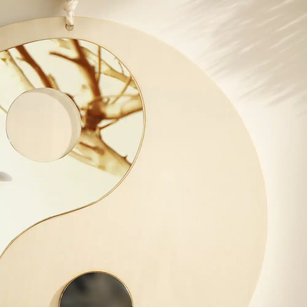 Suspension Yin Yang Taijitu, bois et miroir Suspension Yin Yang Taijitu - Bois et miroir - Objet décoratif à suspendre - ornement intérieur - Déco Zen - Maison feng shui - idée cadeau déco