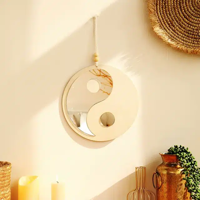 Suspension Yin Yang Taijitu, bois et miroir Suspension Yin Yang Taijitu - Bois et miroir - Objet décoratif à suspendre - ornement intérieur - Déco Zen - Maison feng shui - idée cadeau déco