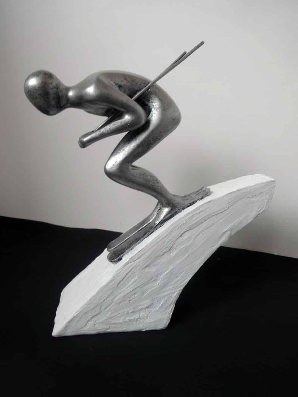 Ski alpin décoration statue shuss (1) Skieur statue - Skieur décoratif - Objet décoratif Ski alpin - Décoration d'intérieur ski - Objet d'art en céramique grise et blanche - Sculpture ornement - Déco sport - Maison feng shui - Cadeau déco