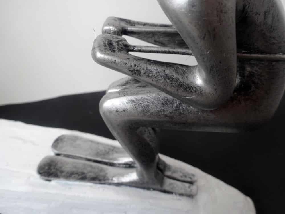 Ski alpin décoration statue shuss (2) Skieur statue - Skieur décoratif - Objet décoratif Ski alpin - Décoration d'intérieur ski - Objet d'art en céramique grise et blanche - Sculpture ornement - Déco sport - Maison feng shui - Cadeau déco