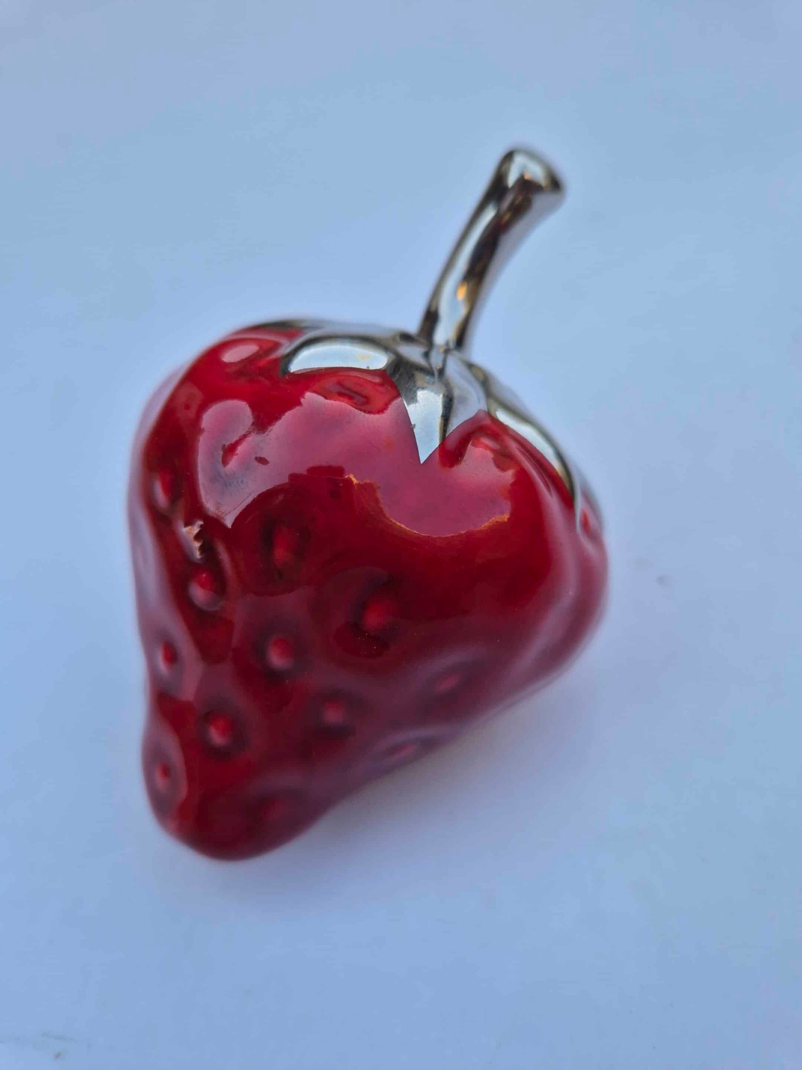 Fraise déco rouge et argenté en céramique Fraise rouge - Sculpture Céramique - Déco de table