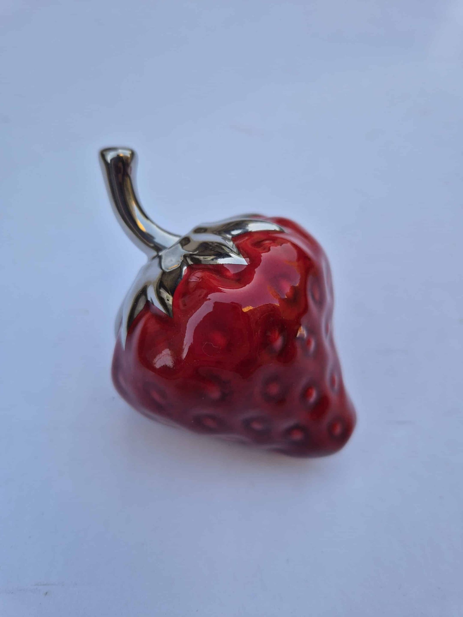 Fraise déco rouge et argentée en céramique Fraise rouge - Sculpture Céramique - Déco de table - Déco fruitée