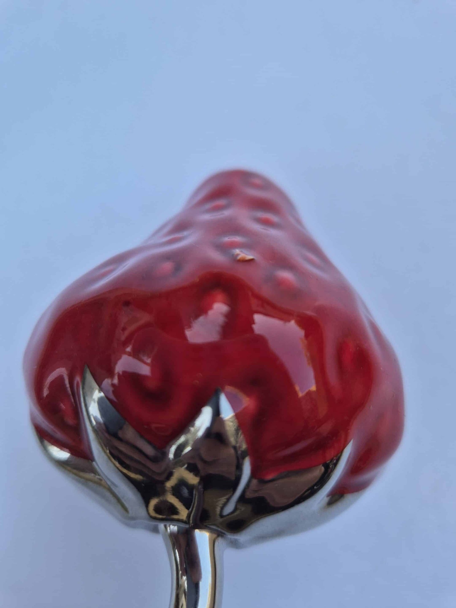 Fraise déco rouge et argenté en céramique Fraise rouge - Sculpture Céramique - Déco de table