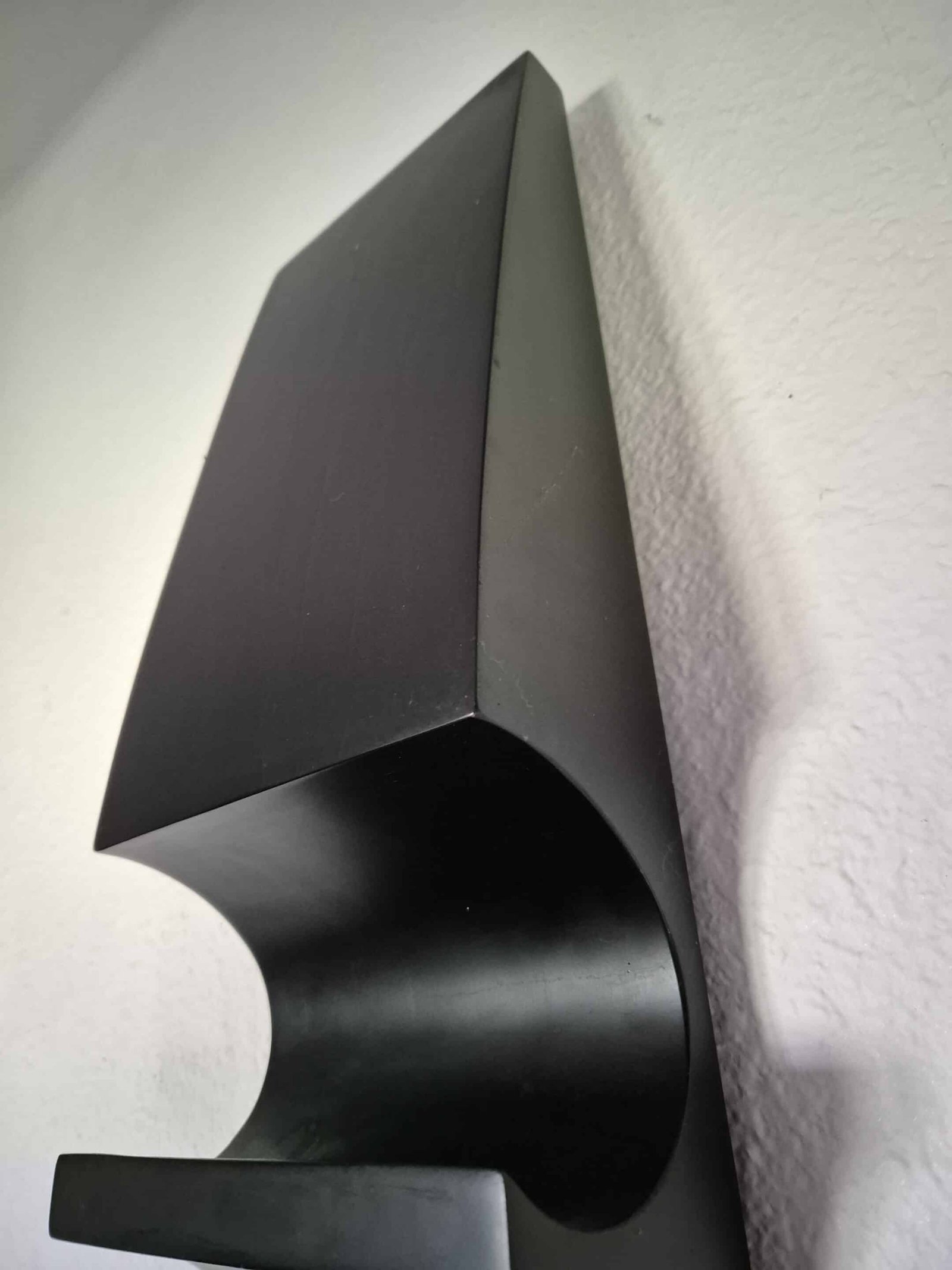 Casier à vin,  zoom sur le dernier étage Casier à vin Design - Porte bouteille noir bois - Art mural décoratif et utile - Décoration intérieur - Déco luxe