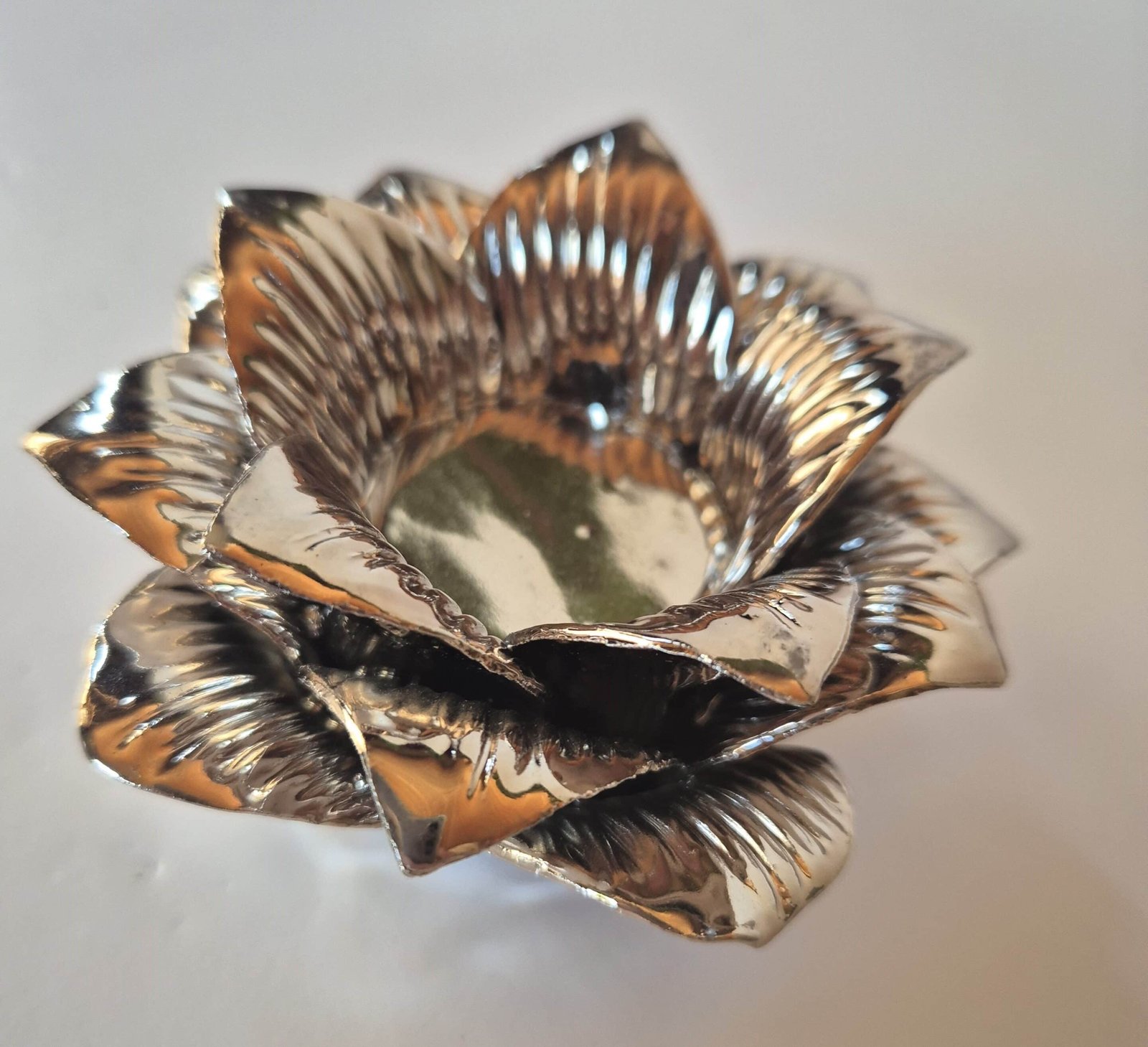 Porte bougie fleur céramique métal Porte bougie fleur - Porte bougie décoratif - Objet décoratif feu - Décoration d'intérieur flamme - Objet d'art en céramique argentée - Sculpture ornement - Déco argentée - Maison feng shui - Cadeau déco
