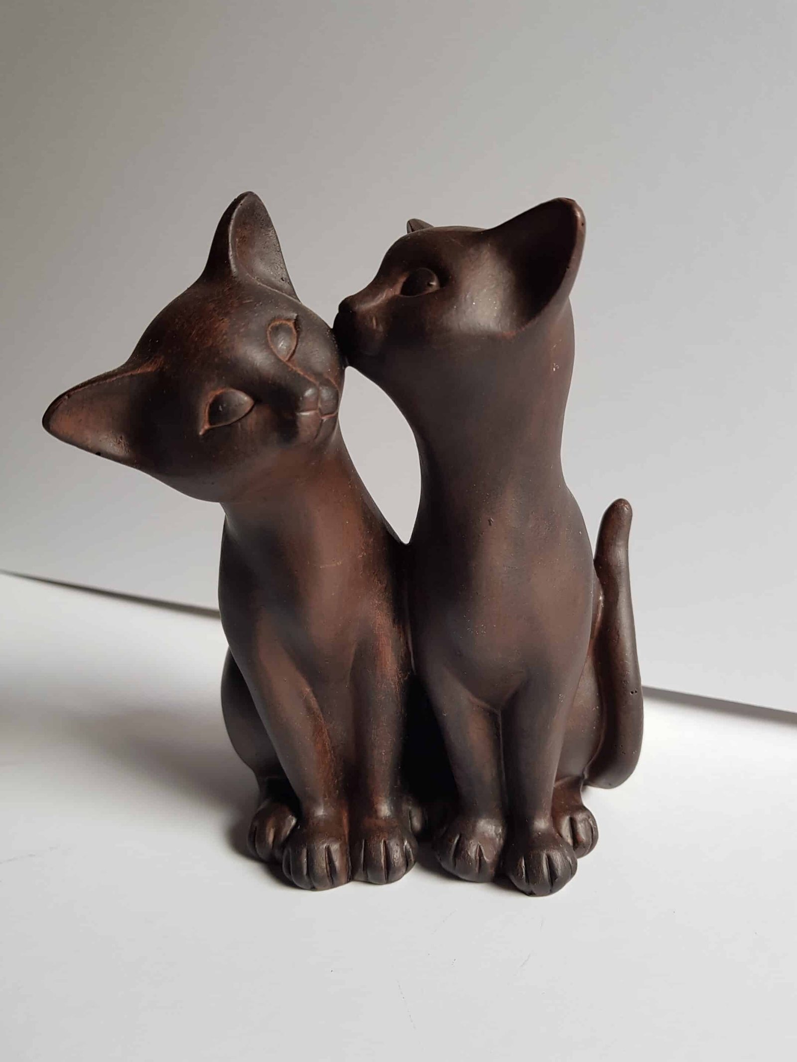 Chats statue déco bisous en résine marron Chats statue - Chats décoratifs - Objet décoratif chats - Décoration d'intérieur chats - Objet d'art en céramique marron - Sculpture ornement - Déco animale - Maison feng shui - Cadeau déco