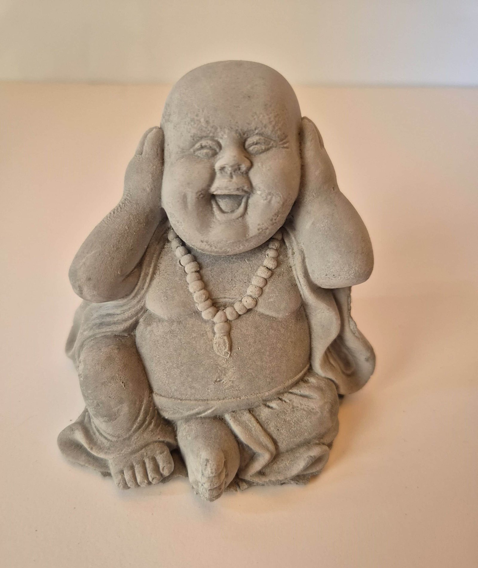 Statue bouddha rieur cache oreilles gris (1) Statue Bouddha - Objet décoratif - Décoration d'intérieur - Déco Zen - Maison feng shui - Cadeau paix et bonheur - Objet d'art en céramique gris foncé - Sculpture ornement - Maison feng shui - Cadeau déco