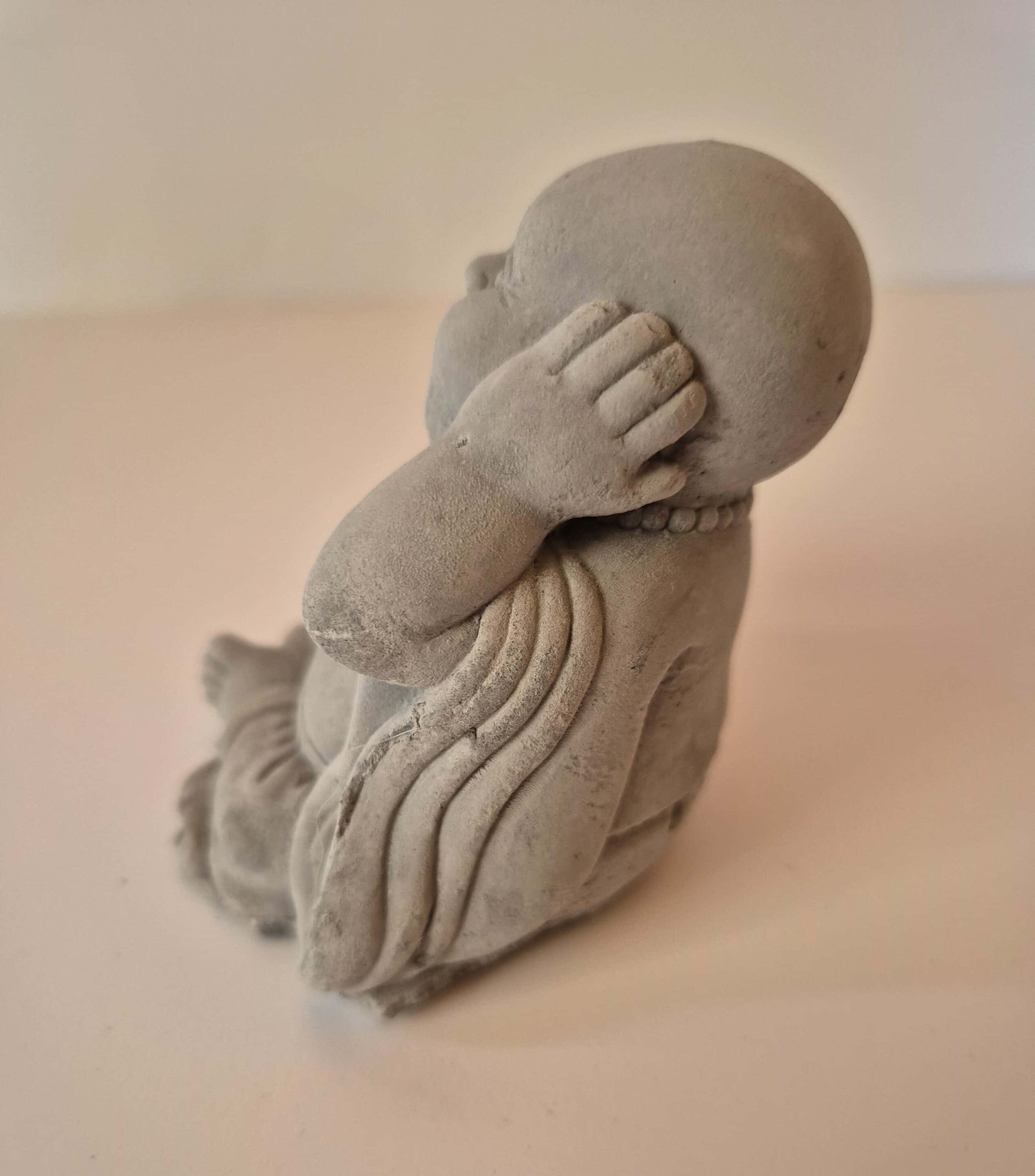 Statue bouddha rieur cache oreilles gris (2) Statue Bouddha - Objet décoratif - Décoration d'intérieur - Déco Zen - Maison feng shui - Cadeau paix et bonheur - Objet d'art en céramique gris foncé - Sculpture ornement - Maison feng shui - Cadeau déco