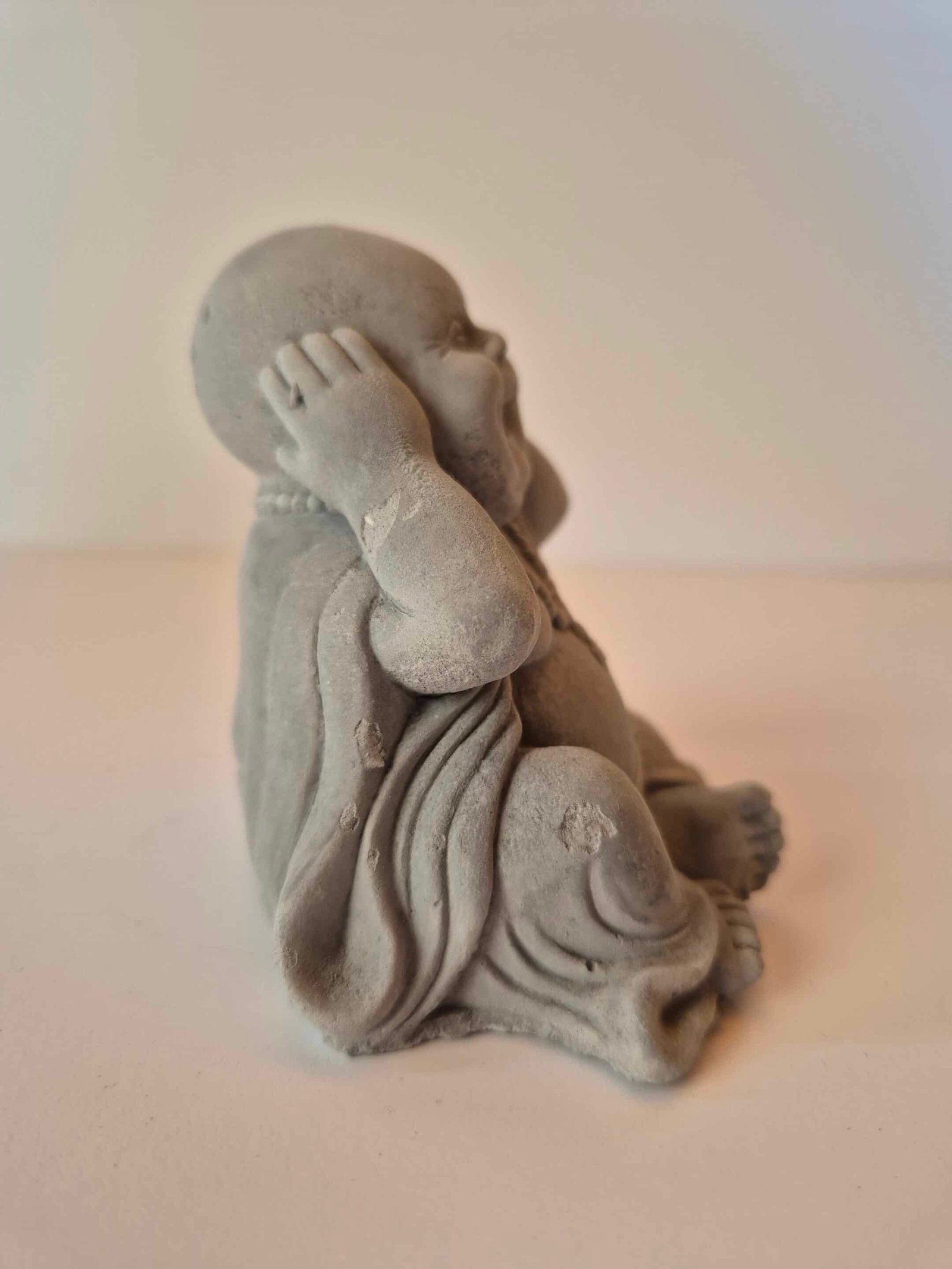 Statue bouddha rieur cache oreilles gris (4) Statue Bouddha - Objet décoratif - Décoration d'intérieur - Déco Zen - Maison feng shui - Cadeau paix et bonheur - Objet d'art en céramique gris foncé - Sculpture ornement - Maison feng shui - Cadeau déco