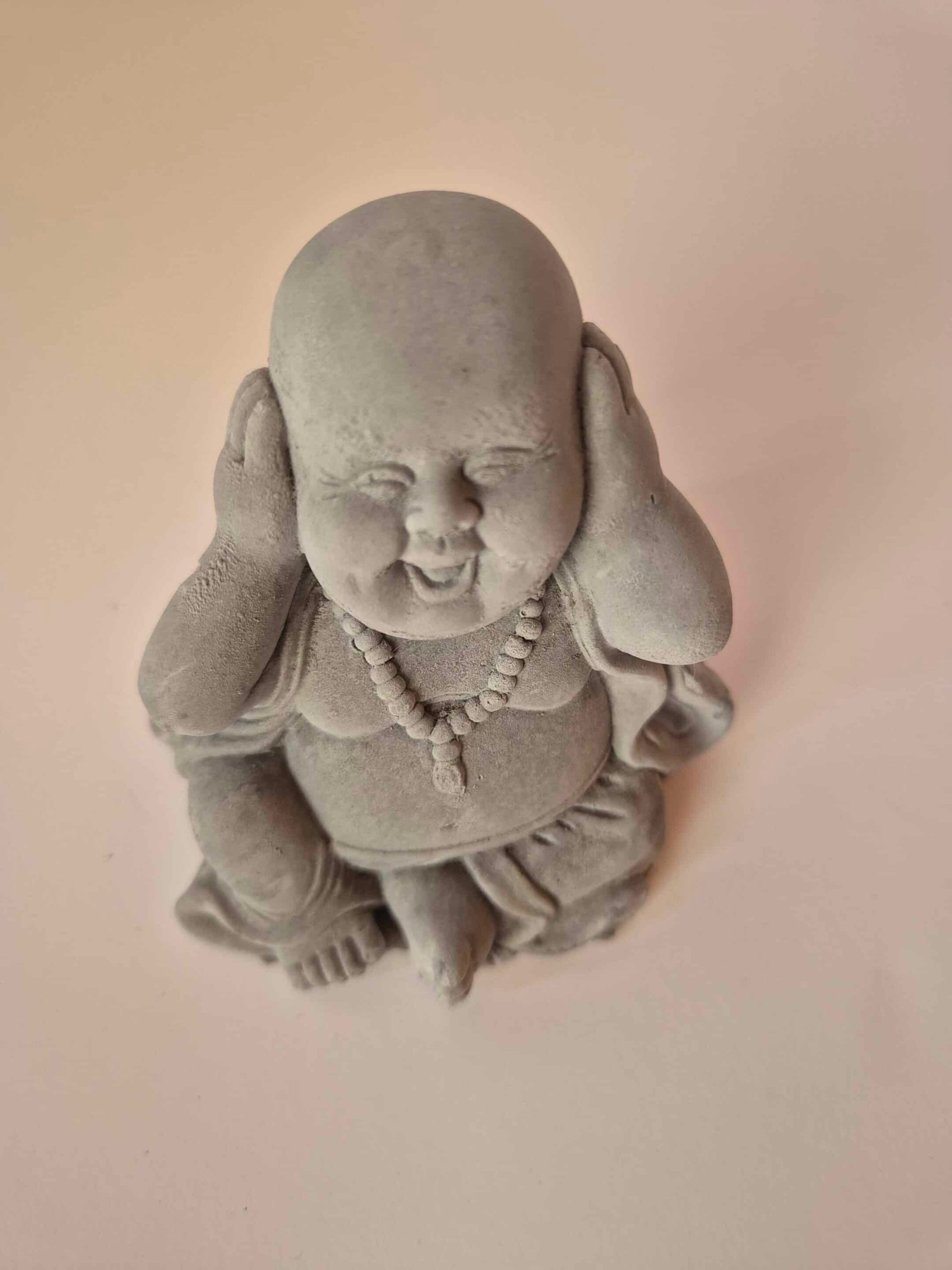 Statue bouddha rieur cache oreilles gris (5) Statue Bouddha - Objet décoratif - Décoration d'intérieur - Déco Zen - Maison feng shui - Cadeau paix et bonheur - Objet d'art en céramique gris foncé - Sculpture ornement - Maison feng shui - Cadeau déco