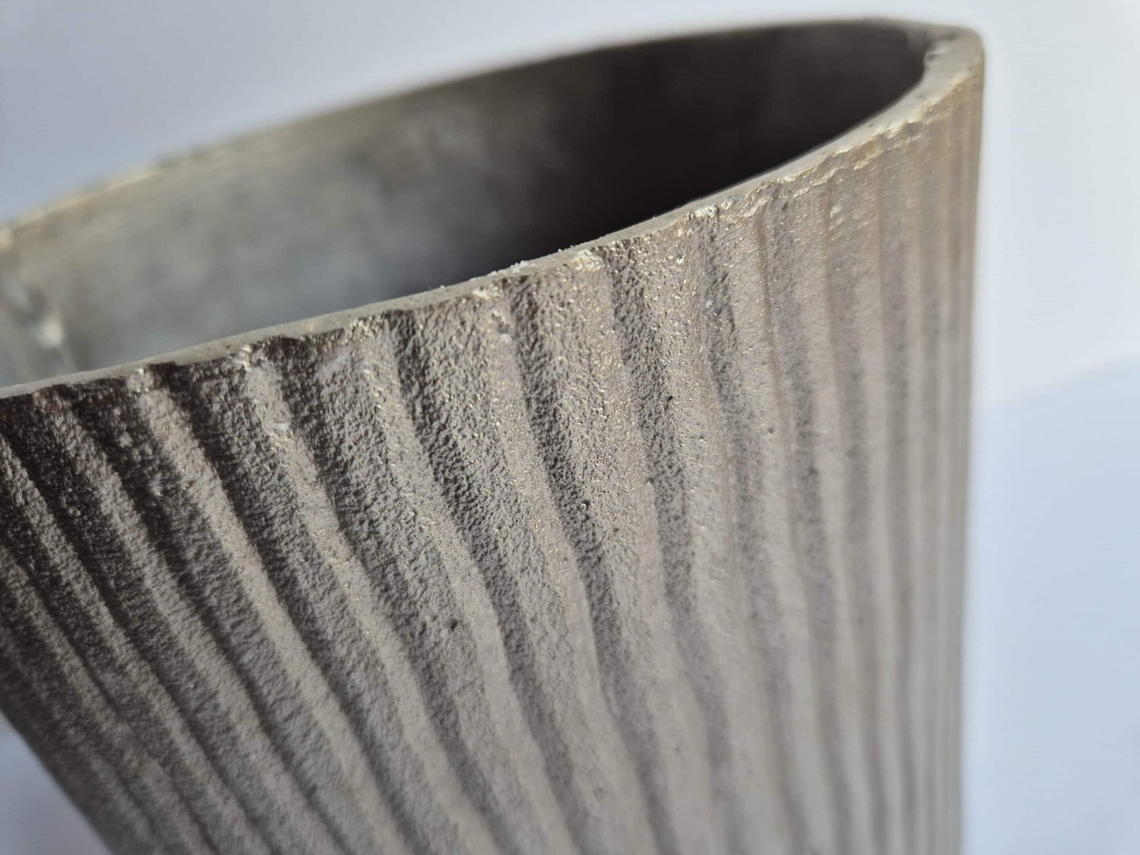 Cache pot aluminium martelé design métal Cache pot déco métal - Vase fleurs- Décoration de table - Métal martelé - Cache pot décoratif - Ornement décoratif plantes - Déco fleurie - Objet décoratif design - Déco design de salon - Cadeau déco