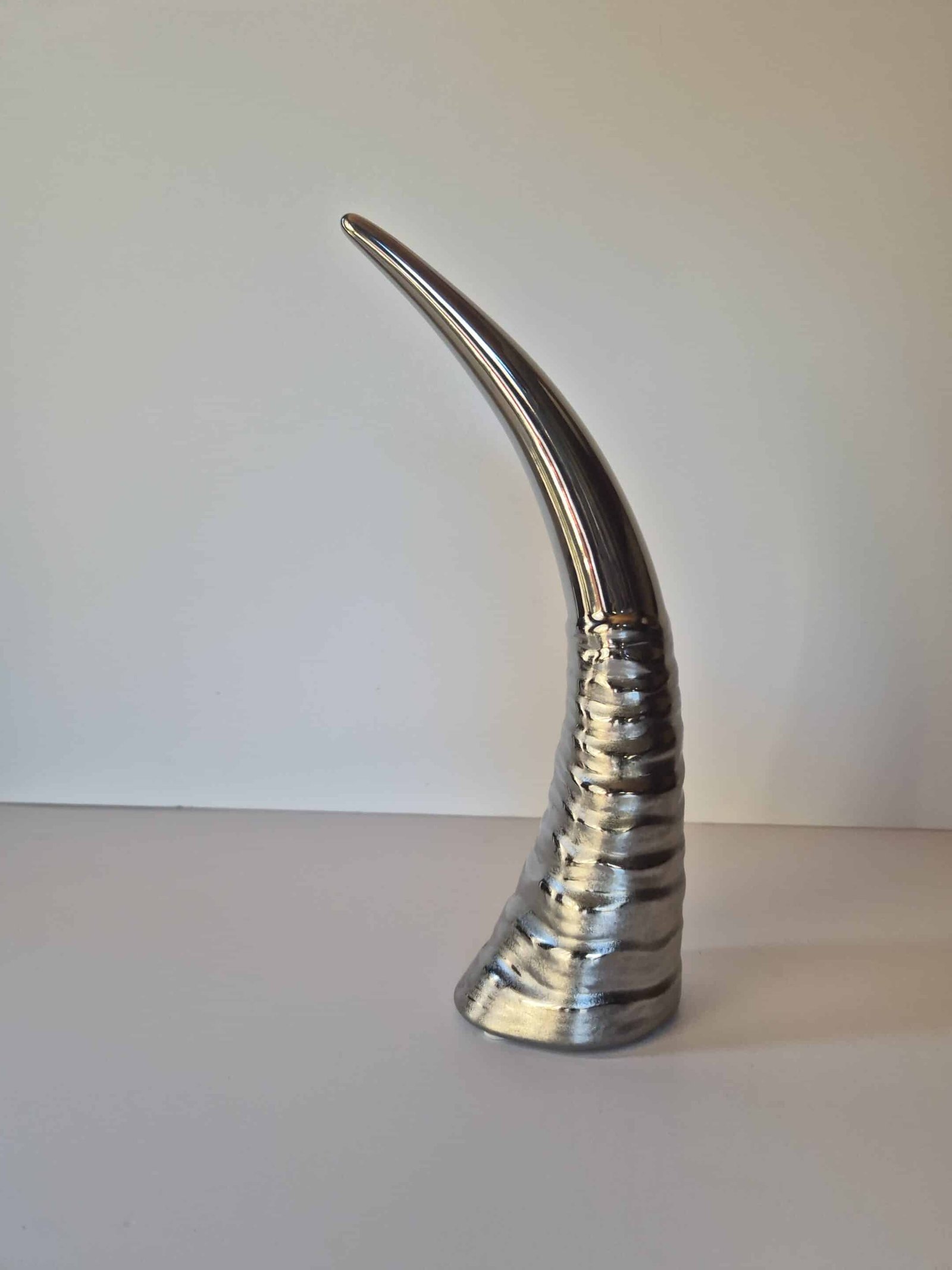 Sculpture corne déco en céramique argentée Corne décorative - Objet décoratif - Décoration d'intérieur - Objet d'art en céramique argentée - Sculpture ornement - Déco animale - Maison feng shui - Cadeau déco - Trophée