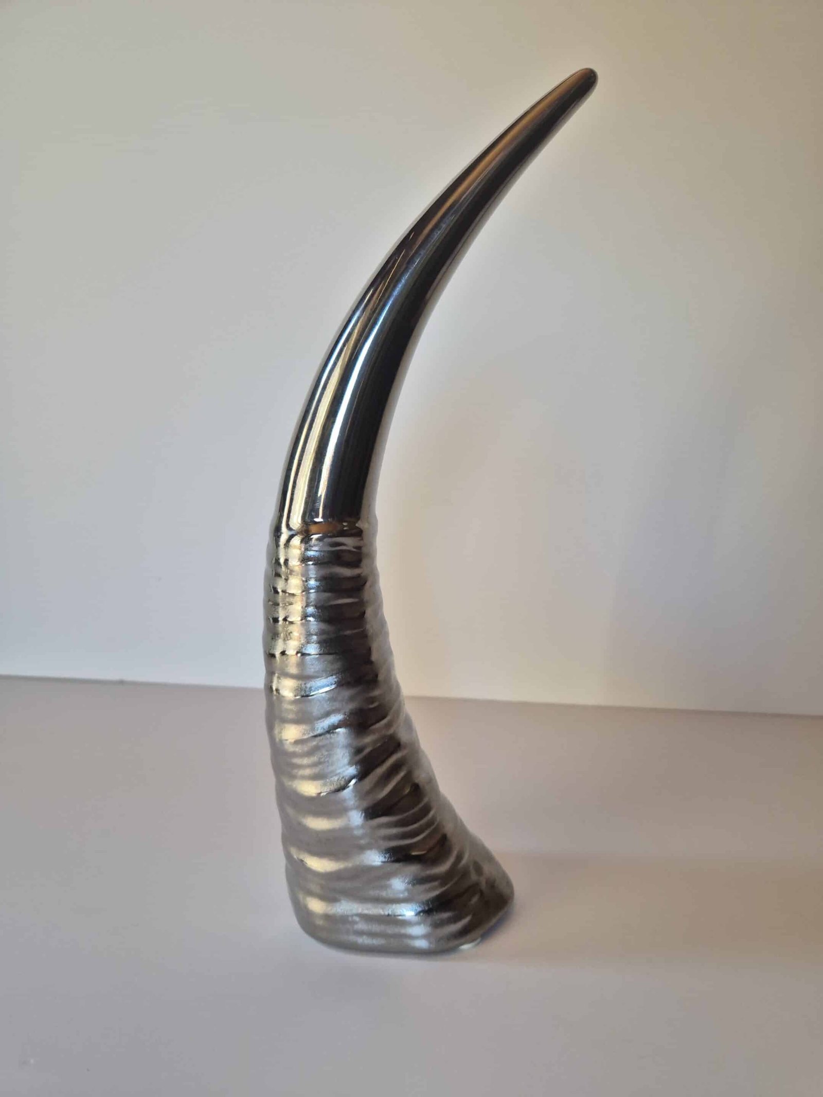 Sculpture corne déco en céramique argentée Corne décorative - Objet décoratif - Décoration d'intérieur - Objet d'art en céramique argentée - Sculpture ornement - Déco animale - Maison feng shui - Cadeau déco - Trophée