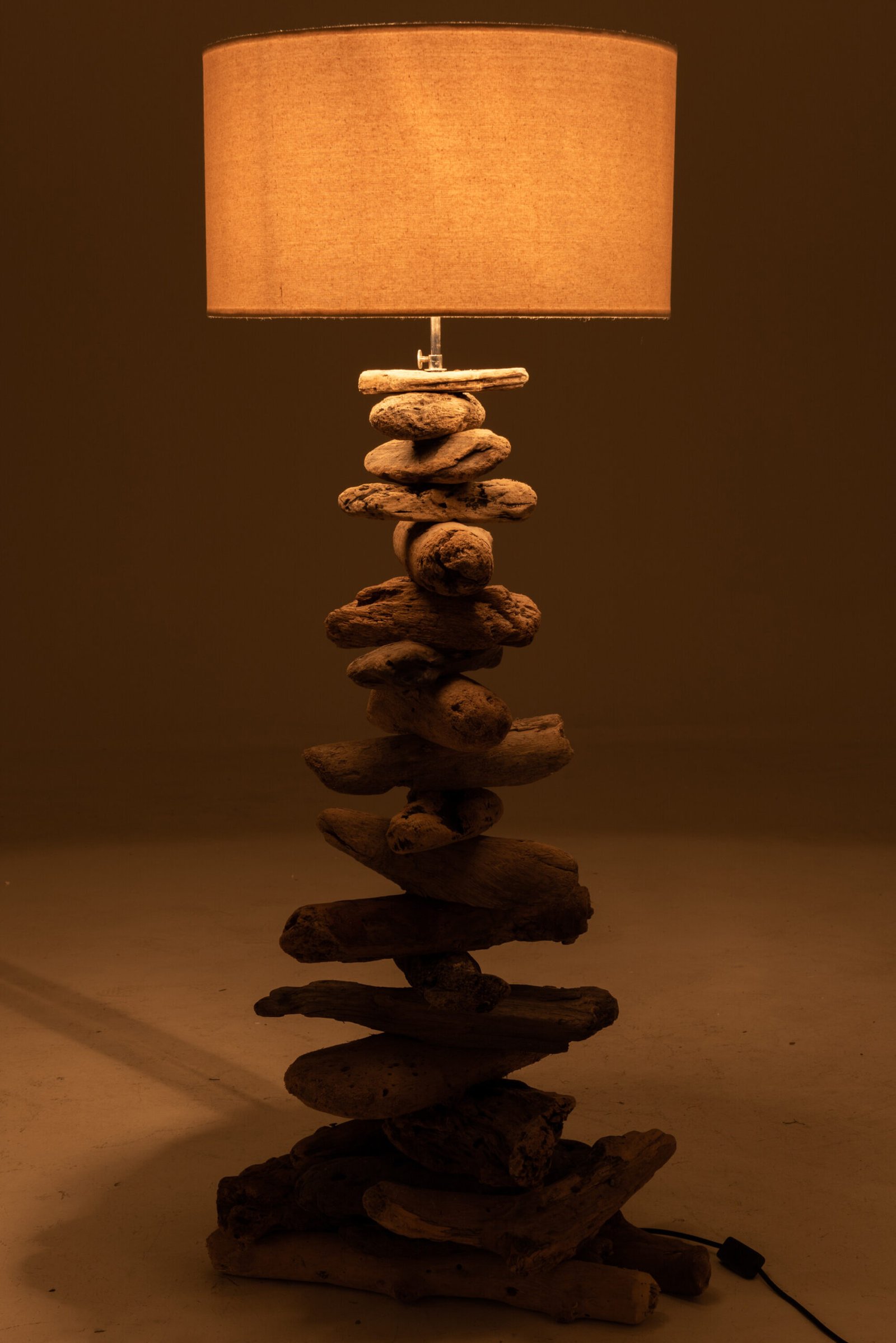 Lampe en bois flotté et abat jour blanc rond (3) Lampe en bois flotté et abat jour blanc rond Lampe pied bois naturel - déco nature zen - Lampe de salon design - Lampe Bois équilibre sculpture irrégulier - Lampe pied tronc arbre
