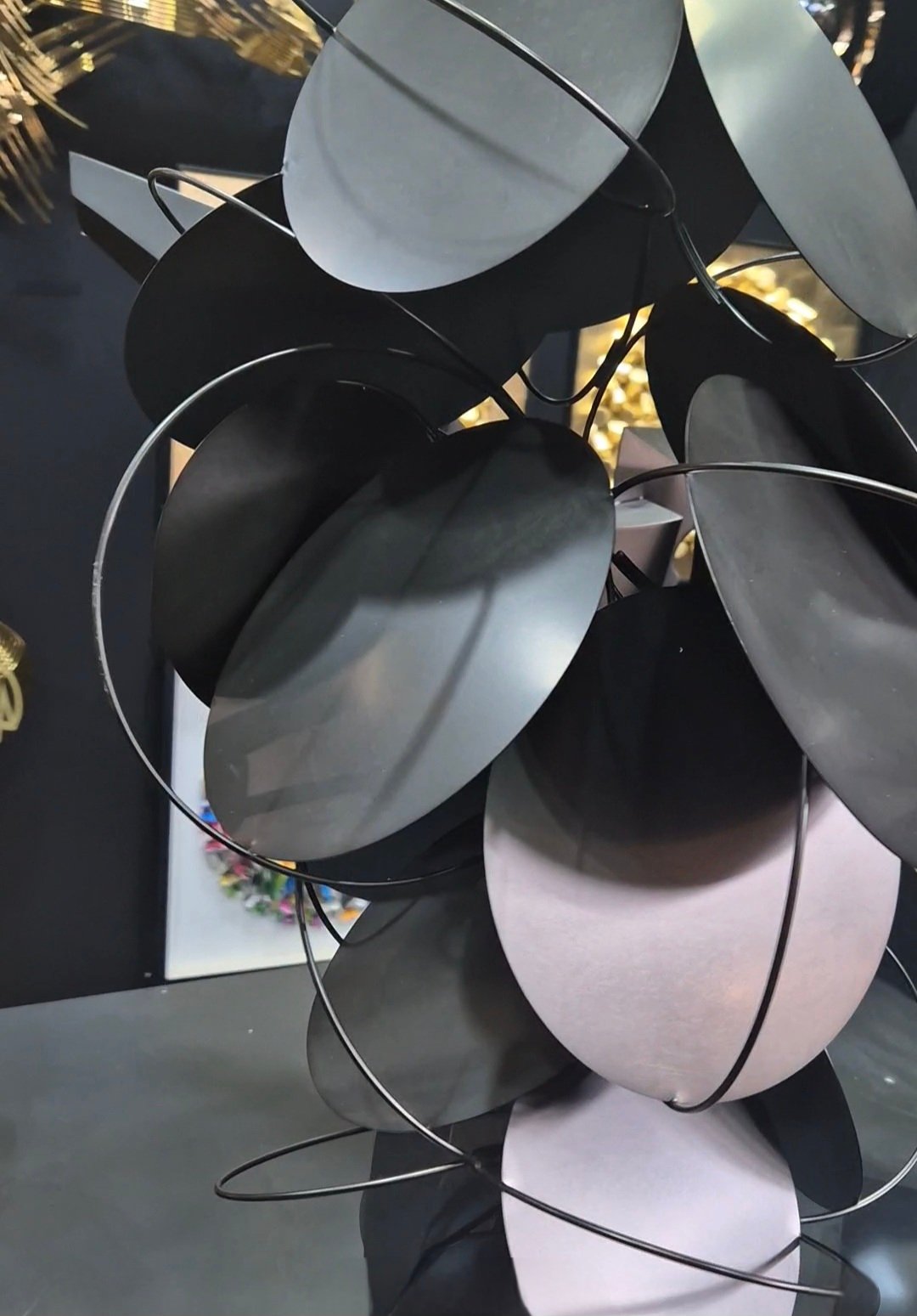 Sculpture disques noirs sur socle marbre décoration inox métal (4) Sculpture disques noirs sur socle marbre décoration inox métal (4)