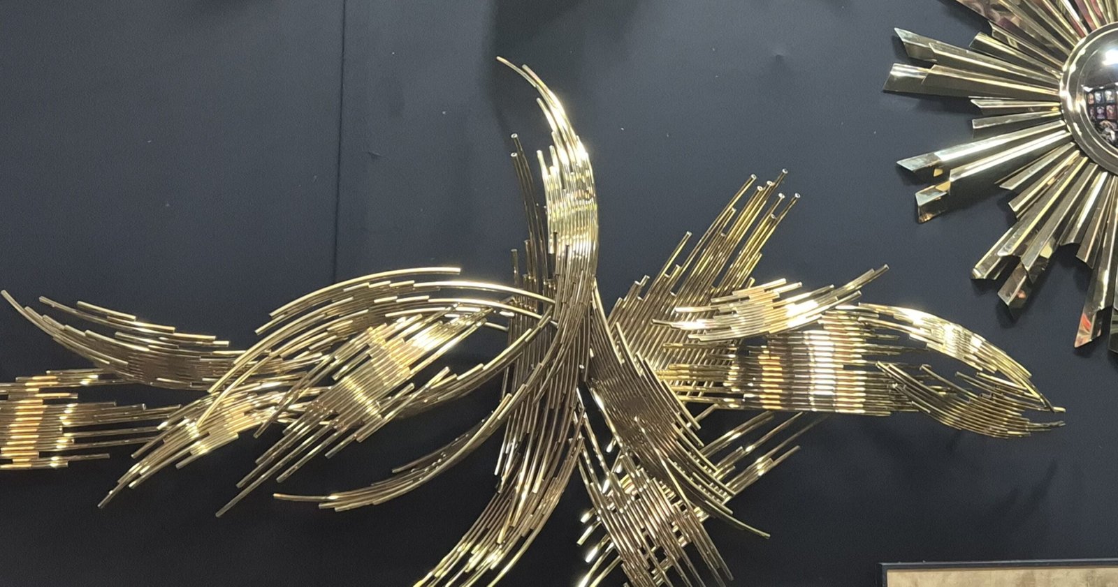 Tableau sculpture inox métal doré mouvement semi circulaire déco murale design (1) Tableau sculpture inox métal doré mouvement semi circulaire déco murale design (1)