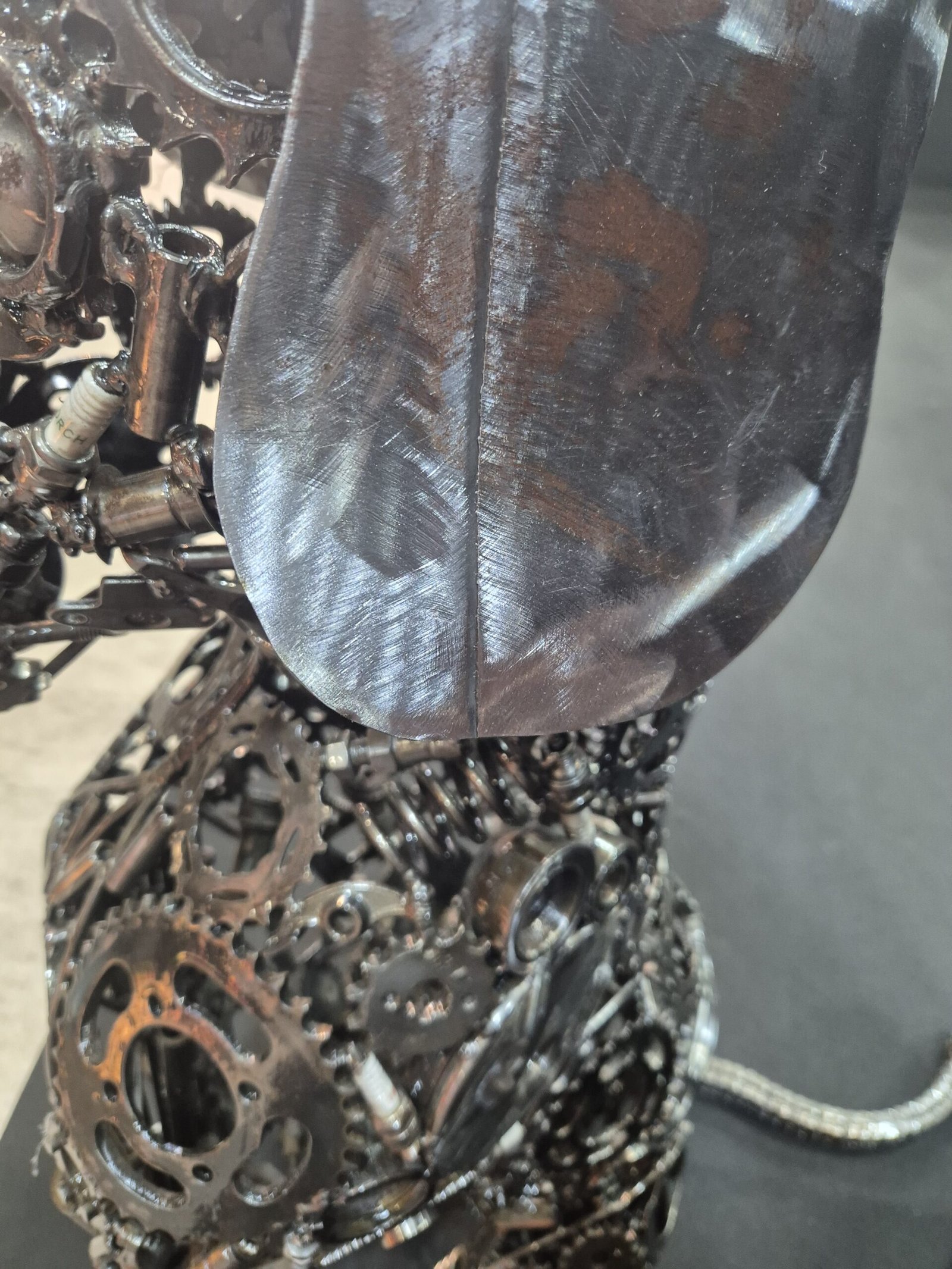 sculpture metal inox chien assis déco industrielle soudure (4) sculpture metal inox chien assis déco industrielle soudure (4)