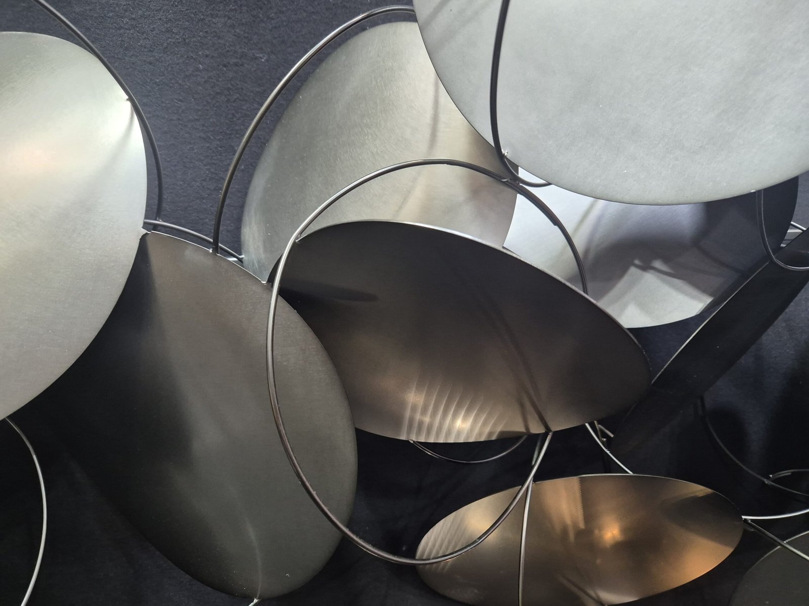 sculpture tableau en inox disques design noir mural art déco (4) sculpture tableau en inox disques design noir mural art déco (4)