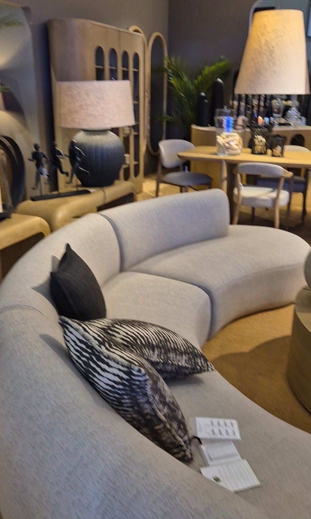 Canapé arc de cercle oval tissu beige salon zen (1) Canapé arc de cercle oval tissu beige salon zen (1)