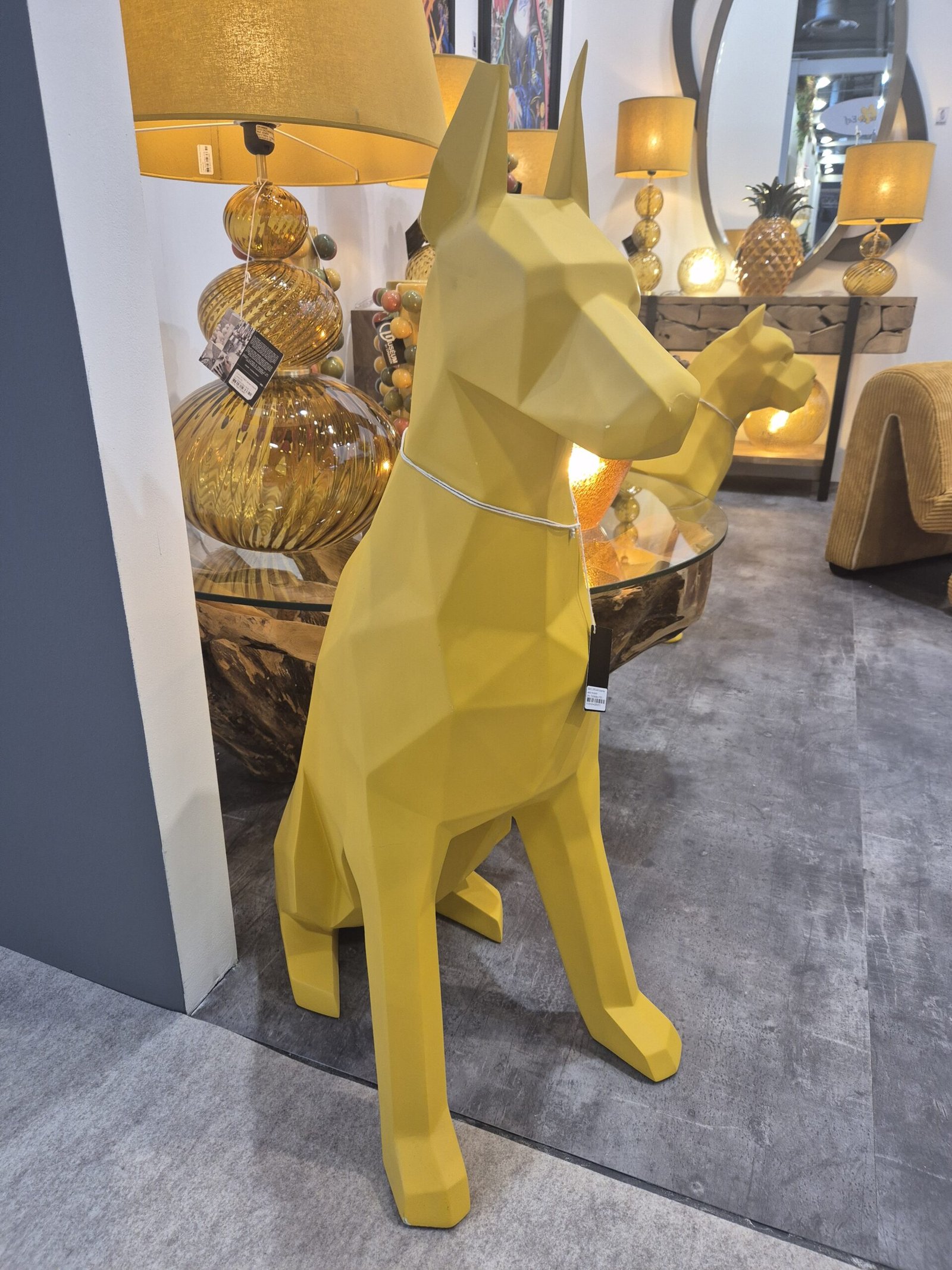 Sculpture statue origami doberman jaune déco design chien scène (3) Sculpture statue origami doberman jaune déco design chien scène (3)