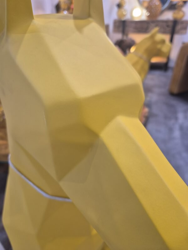 Sculpture statue origami doberman jaune déco design chien scène (3) zoom tête