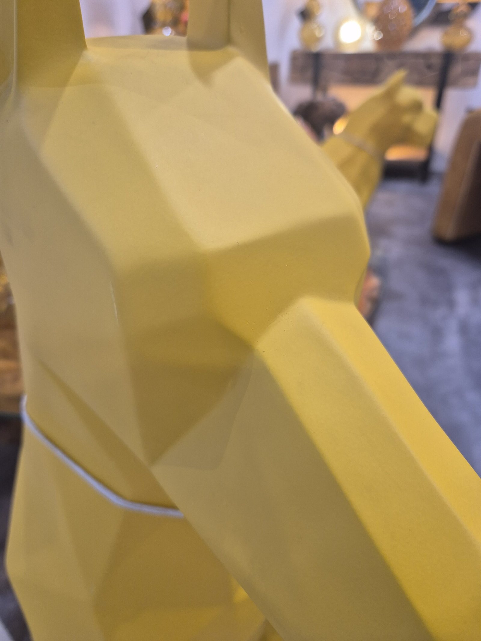 Sculpture statue origami doberman jaune déco design chien scène (3) zoom tête Sculpture statue origami doberman jaune déco design chien scène (3) zoom tête